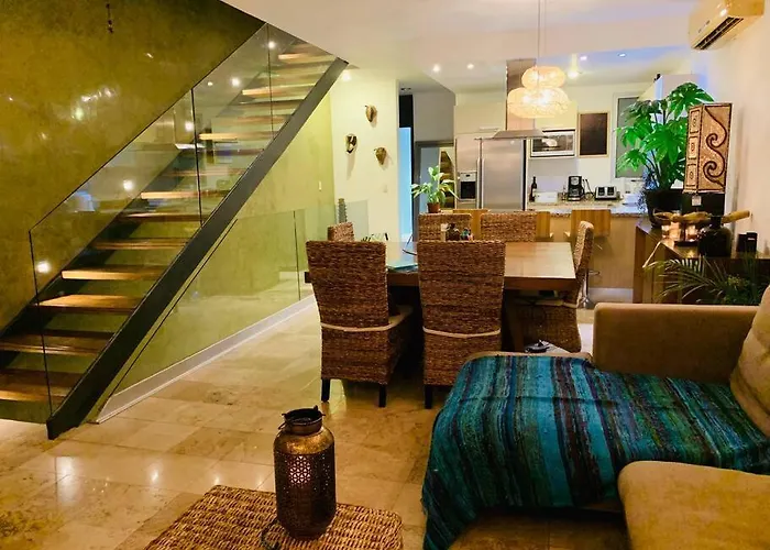 Beautiful Bali-boho Design Loft - Two Blocks From Sea Apartment *