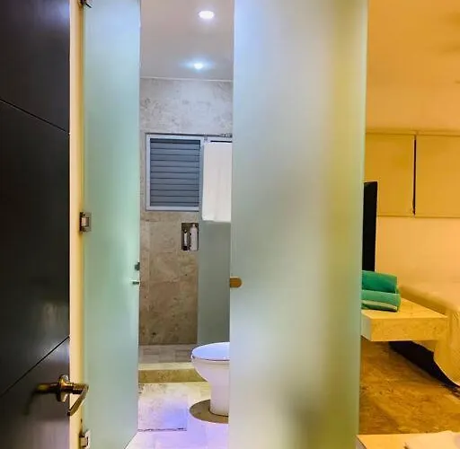 Beautiful Bali-boho Design Loft - Two Blocks From Sea Apartment