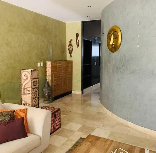 Beautiful Bali-boho Design Loft - Two Blocks From Sea Apartment