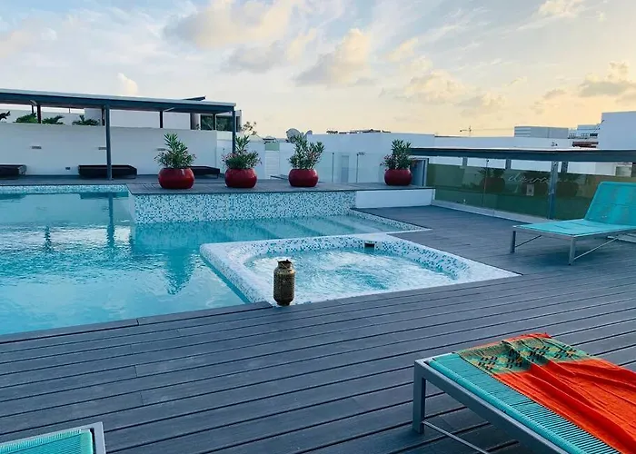 Beautiful Bali-boho Design Loft - Two Blocks From Sea Apartment *